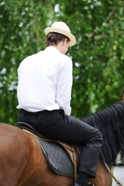 young-stylish-man-taking-riding-a-horse-on-countryside_rKIGJ0Ei